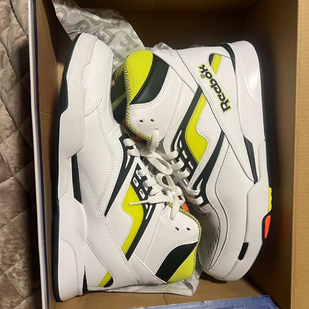 Brand new men’s Reebok pumps